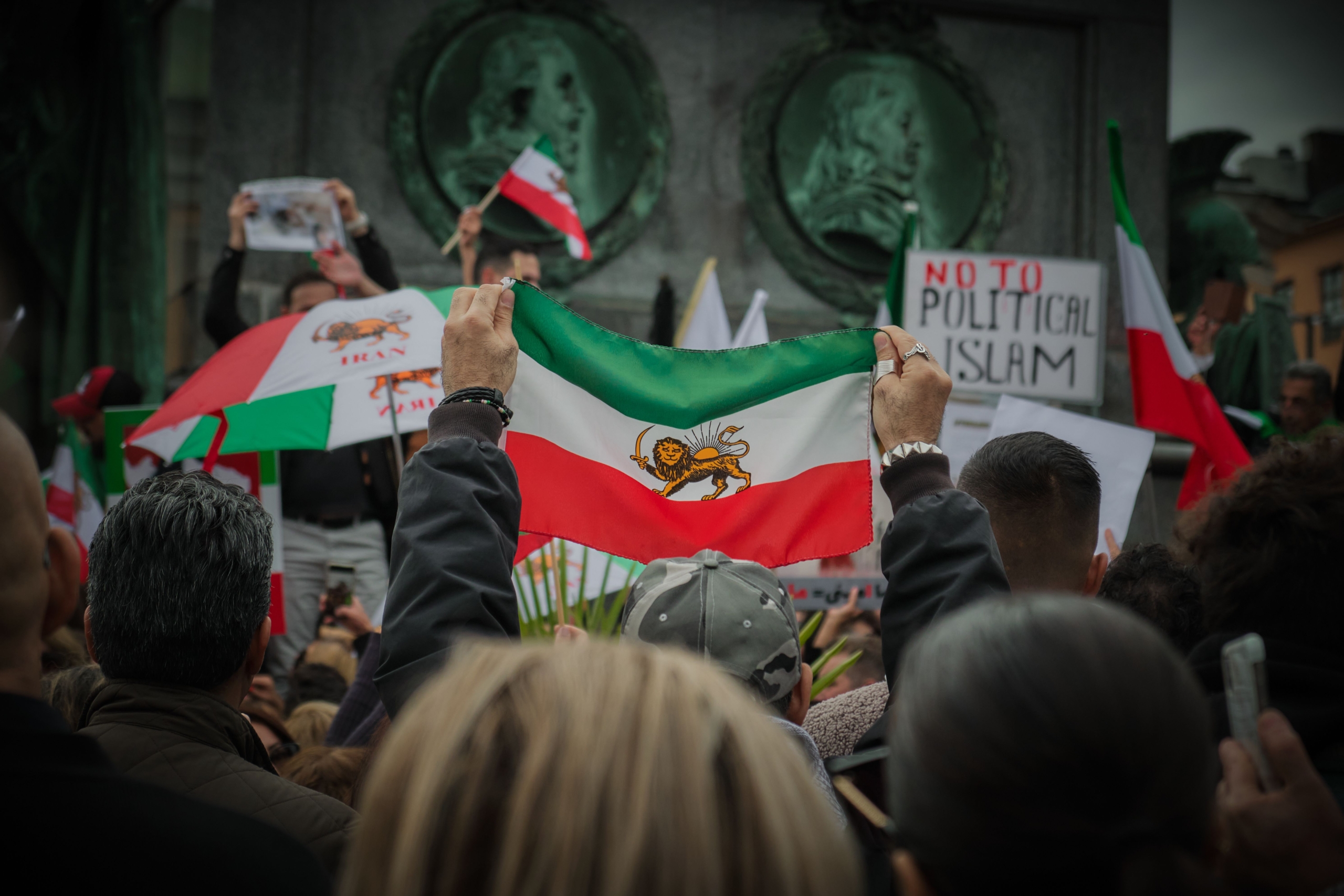 Hält die iranische Führung trotz wachsender Krisen an ihrem bisherigen Kurs fest?